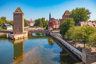 STRASBOURG, GRAND EST, FRANCE - CIRCA AĞust, 2023: Fransa 'daki Strasbourg kasabasından Ponts Couverts ve Barrage Vauban.