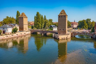 STRASBOURG, GRAND EST, FRANCE - CIRCA AĞust, 2023: Fransa 'daki Strasbourg kasabasından Ponts Couverts ve Barrage Vauban.