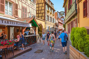 COLMAR, ALSACE, GRAND EST, FRANCE - CIRCA AĞust, 2023: Fransa 'nın Alsace kentindeki La Petite Venise.