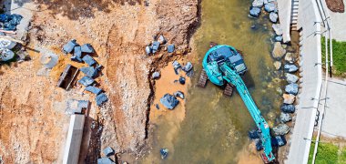 İnşaat alanındaki makinelerin kuş bakışı görüntüsü