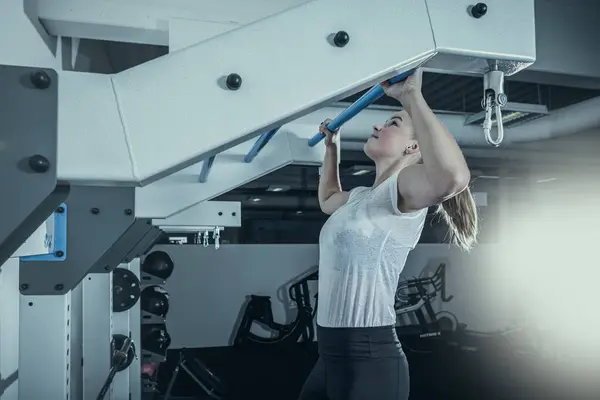 Young Woman Atletic Work Out Gym Fitness Room — Stock Photo, Image