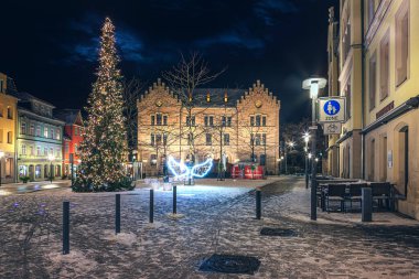 Albertsplatz 'da. Almanya, Bavyera 'da kış Coburg' un gece sahneleri