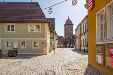 HOECHADAN DER AISCH, GERMANY - CRCA Nisan 2024: Hauptstrasse and Stadttor of Hoechstadt an der Aisch town, Bavyera, Almanya