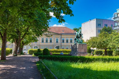 Thüringen, Almanya 'daki Eisenach kasabasında ejderha avcısı Siegfried anıtı..