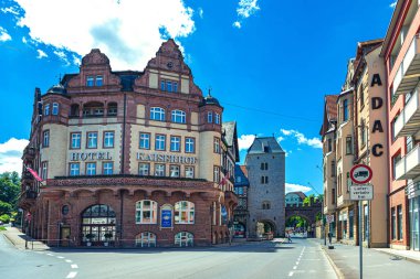 EISENACH, THURINGIA, GERMANY - CRCA HAZİRAN 2024: Hotel Kaiserhof and Nikolaitor of Eisenach town, Thüringen, Almanya.