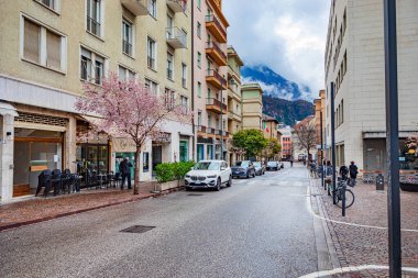 BOLZANO, İtalya - CIRCA MARCH 2024: Raffaello - Sernesi - Bolzano, Güney Tyrol, İtalya