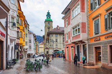 BOLZANO, İtalya - CIRCA MARCH 2024: Bolzano, Güney Tyrol, İtalya 'da Bindergasse