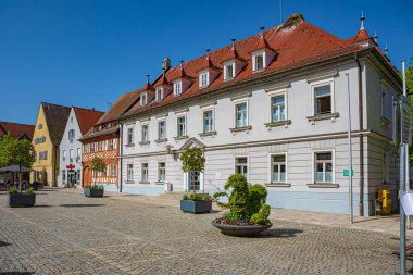 HOECHADAN DER AISCH, GERMANY - CRCA Nisan 2024: Hoechstadt 'ın Hauptstrasse of Hoechstadt an der Aisch, Almanya
