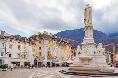 BOLZANO, İtalya - CIRCA MARCH 2024: Waltherplatz Bolzano, Güney Tyrol, İtalya
