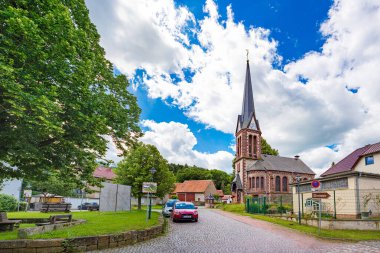 EISENACH, THURINGIA, GERMANY - CRCA HAZİRAN 2024: Almanya 'nın Thüringen kentinde Rennsteig' in başlangıç noktası olarak Werra Nehri 'nde Hoerschel.