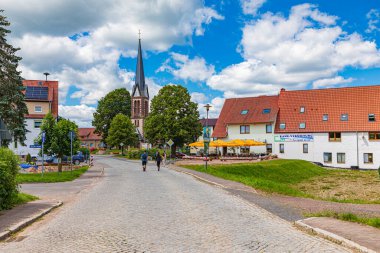 EISENACH, THURINGIA, GERMANY - CRCA HAZİRAN 2024: Almanya 'nın Thüringen kentinde Rennsteig' in başlangıç noktası olarak Werra Nehri 'nde Hoerschel.