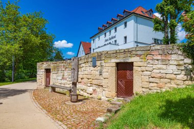 BAD SALZUNGEN, THURINGIA, GERMANY - CRCA HAZİRAN 2024: Tarihçi Stadtmauer ve Almanya 'nın Thüringen kentindeki Burgsee çevresindeki yürüyüş yolu.