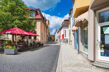 BAD SALZUNGEN, THURINGIA, GERMANY - CRCA HAZİRAN 2024: Almanya 'nın Thüringen şehrinde Markt ve Pestalozzistrasse.