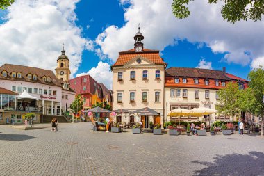 BAD SALZUNGEN, THURINGIA, GERMANY - CIRCA HAZİRAN 2024: Thüringen, Almanya 'da Bad Salzungen kasabasından Rathaus ve Markt.