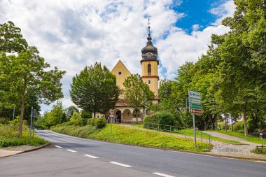 BAD SALZUNGEN, THURINGIA, GERMANY - CIRCA HAZİRAN 2024: Almanya 'nın Thüringen kentindeki Bad Salzungen kasabasının St. Andreas Kilisesi.