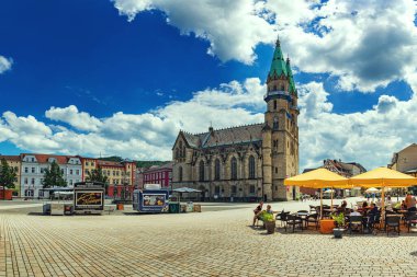 MEINJEN, THURINGIA, GERMANY - CRCA HAZİRAN 2024: Marktplatz and Stadkirche of Meiningen town, Almanya.