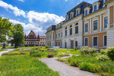 MEINJEN, THURINGIA, GERMANY - CRCA HAZİRAN 2024: Grosses Palais and English Garden of Meiningen town, Thüringen, Almanya.