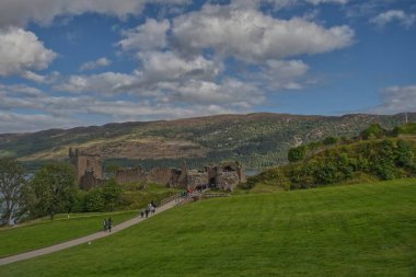 Loch Ness kıyısındaki Urquhart Şatosu, İskoçya _ 3232