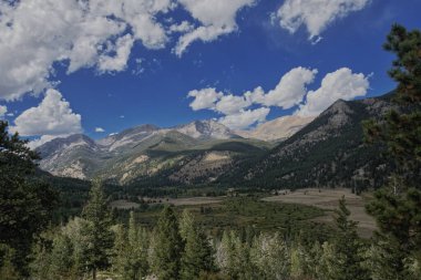 Bighorn Dağı Rocky Dağı Ulusal Parkı 'ndaki West Horseshoe Parkı' nın üzerinde uçuyor.