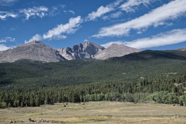 Rocky Dağı Ulusal Parkı 'ndaki Long Peak Kara Kanyon Yolu _ 4579