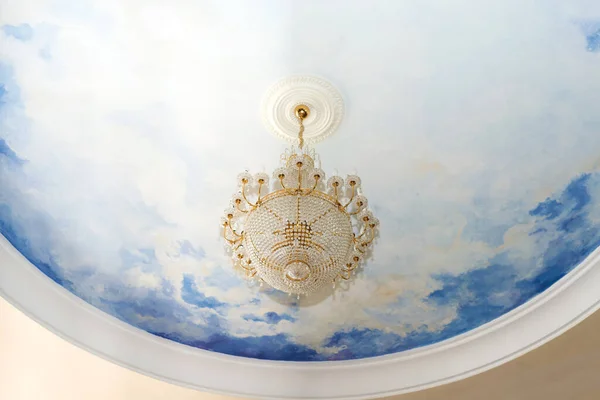 Lustre Cristal Sur Plafond Blanc Bleu Espace Copie — Photo