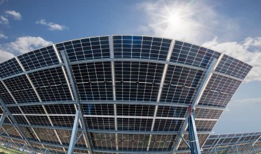 Çift taraflı güneş panelleri, fotovoltaikler, doğal güneş patlaması - alternatif elektrik kaynağı, sürdürülebilir ve yenilenebilir kaynaklar kavramı. Panoramik ters görünüm.