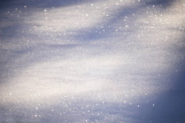 Güneş ışığı ve gölgeli kar yüzeyi