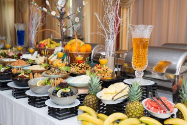 Tatil için atıştırmalıklar, yemek servisi. Çeşitli atıştırmalıklar. Salata çeşitleri ve açık büfe yemekleri. Etler, balıklar, peynir, salatalar, meyve ve sebzeler, soslar ve kanepeler bayram etkinliğini kutlamak için..