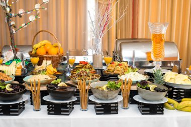 Tatil için atıştırmalıklar, yemek servisi. Çeşitli atıştırmalıklar. Salata çeşitleri ve açık büfe yemekleri. Etler, balıklar, peynir, salatalar, meyve ve sebzeler, soslar ve kanepeler bayram etkinliğini kutlamak için..