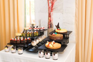 Parti resepsiyonu. Tatlı büfesi. Çöl çeşitleriyle dolu bir masa. Bir etkinlik için yemek servisi.