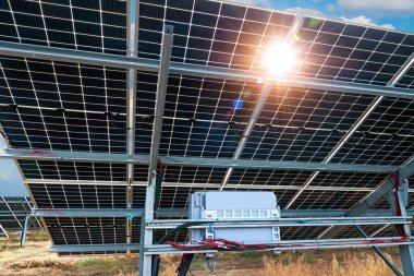 Çift taraflı güneş panelleri kolajı, güneş yansımalı fotovoltaikler - alternatif elektrik kaynağı, sürdürülebilir ve yenilenebilir kaynaklar kavramı. Panoramik görünüm.