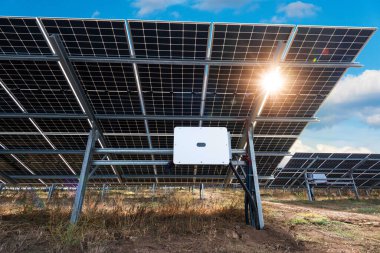 Çift taraflı güneş panelleri kolajı, güneş yansımalı fotovoltaikler - alternatif elektrik kaynağı, sürdürülebilir ve yenilenebilir kaynaklar kavramı. Panoramik görünüm.