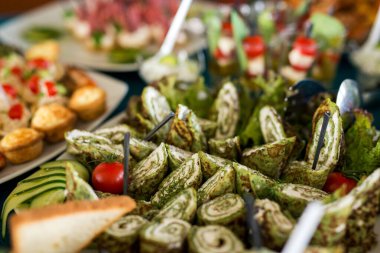 Tatil için atıştırmalıklar, yemek servisi. Çeşitli atıştırmalıklar. Salata çeşitleri ve açık büfe yemekleri. Etler, balıklar, peynir, salatalar, meyve ve sebzeler, soslar ve kanepeler bayram etkinliğini kutlamak için..