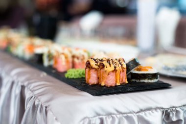 Çeşitli suşilere yakından bak. Japon suşi yemekleri. Maki ve rulo ton balığı, somon, karides, yengeç ve avokado.. 