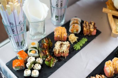Çeşitli suşilere yakından bak. Japon suşi yemekleri. Maki ve rulo ton balığı, somon, karides, yengeç ve avokado.. 