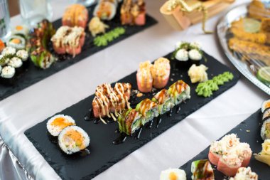 Çeşitli suşilere yakından bak. Japon suşi yemekleri. Maki ve rulo ton balığı, somon, karides, yengeç ve avokado.. 