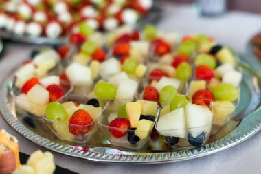 Tatil için atıştırmalıklar, yemek servisi. Çeşitli atıştırmalıklar. Salata çeşitleri, suşi ve açık büfe yemekleri. Etler, balıklar, peynir, salatalar, meyve ve sebzeler, soslar ve kanepeler bayram etkinliğini kutlamak için..