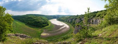Kurumuş bir nehrin çevresinin panoramik görünümü - iklim değişikliği ve çevre koruma kavramı.