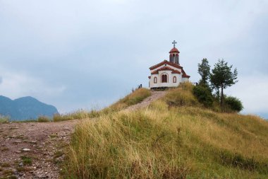Bulgaristan 'ın Borovo kasabasındaki Rodop Dağları' ndaki tepedeki kilise.