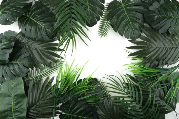 被白色背景隔离的人造热带树叶的框架 具有复制空间的塑料现实植物 — 图库照片