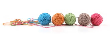 Beyaz arka plan üzerinde izole renkli pamuk iplik topları. Beş (turuncu, pembe, gri, yeşil, mavi) renk iplik topları kümesi