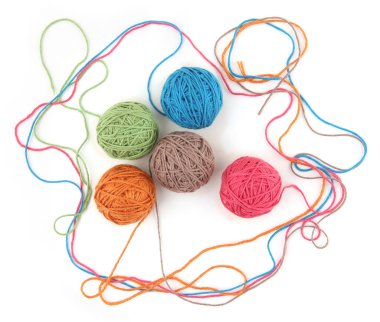 Beyaz arka plan üzerinde izole renkli pamuk iplik topları. Beş (turuncu, pembe, gri, yeşil, mavi) renk iplik topları kümesi