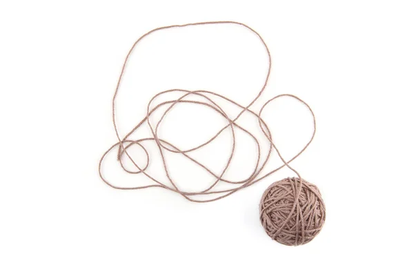 白い背景に隔離された茶色の綿の糸玉 概要糸線と糸玉 — ストック写真