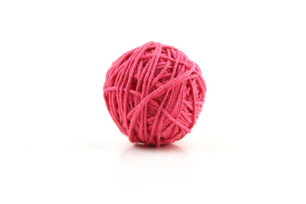粉红棉线球 白色背景隔离 — 图库照片