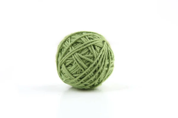 白色背景下隔绝的绿色棉线球 — 图库照片
