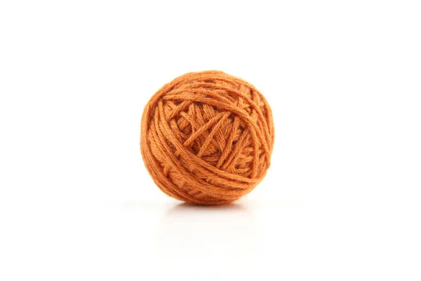 白色背景上隔绝的橙色棉线球 — 图库照片