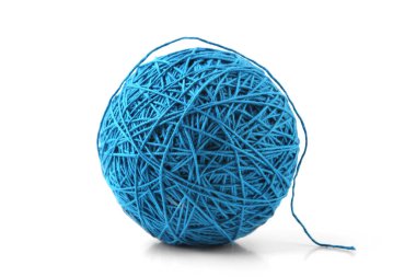 Beyaz arka planda izole edilmiş mavi büyük iplik topu. Doğal pamuk yumağı.