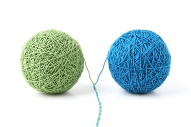 İki büyük iplik topu beyaz arka planda izole edilmiş yeşil ve mavi. Doğal pamuk yumakları.