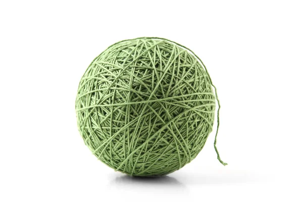 绿色的大棉线球在白色背景上隔绝 棉绳编织球 — 图库照片