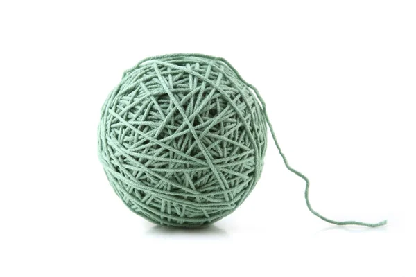 绿色棉线球在白色背景上隔绝 棉绳编织球 — 图库照片